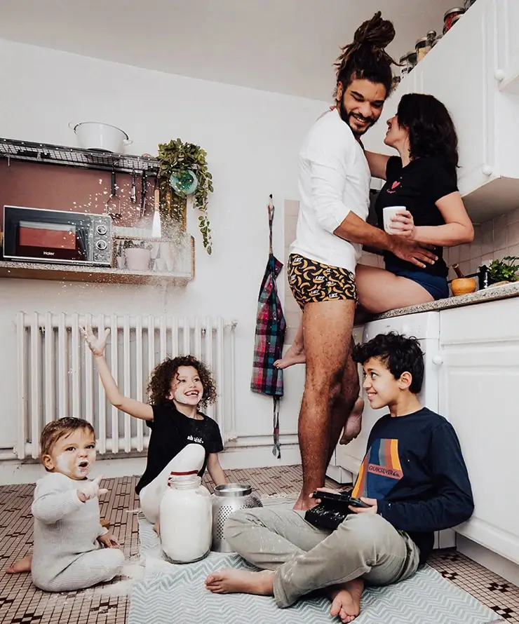 Alison Cavaillé, créatrice de la marque Tajine Banane, avec sa petite tribu