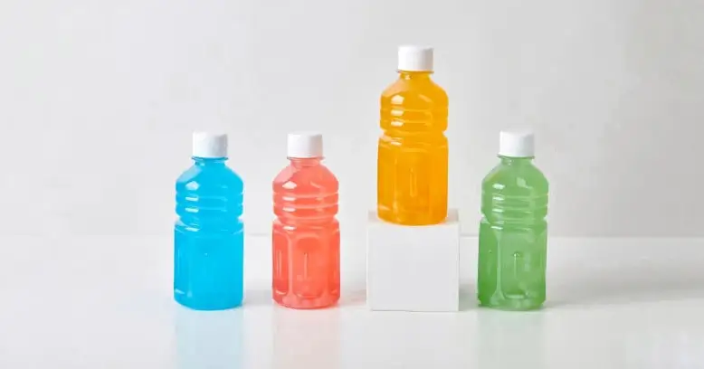 Les bouteilles sensorielles colorées d'inspiration Montessori favorisent l'éveil de bébé