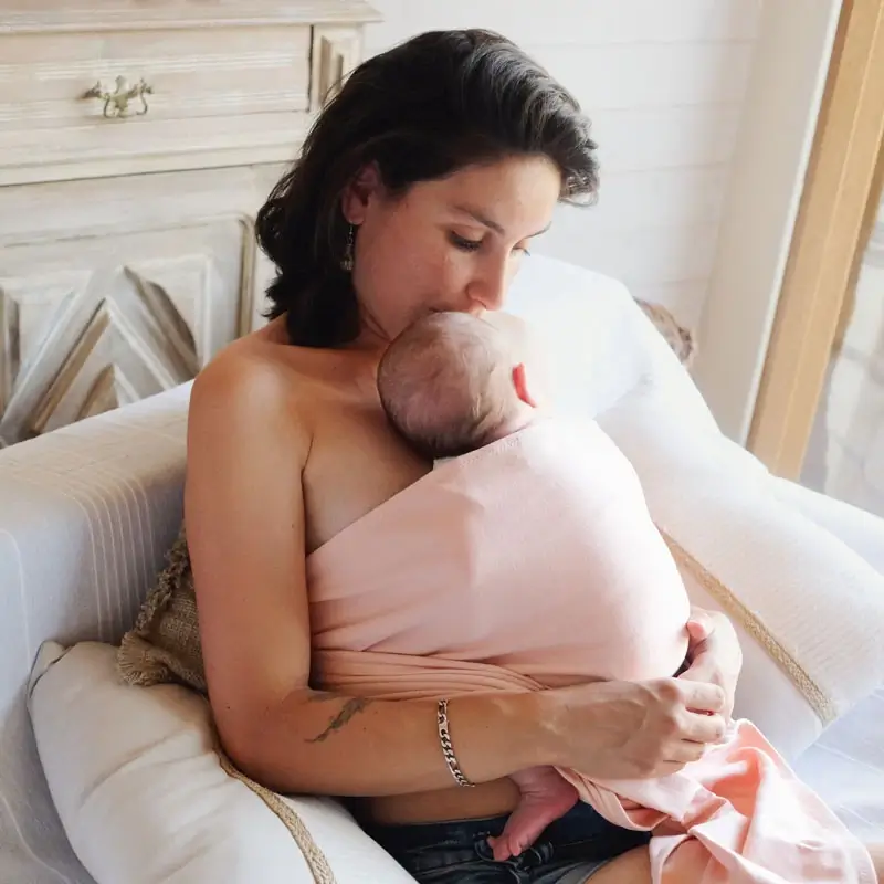 Echarpe peau à peau de Neobulle, coloris pêche