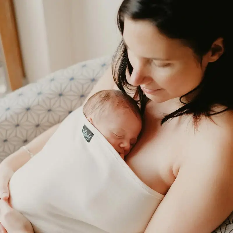 Echarpe peau à peau de Neobulle, coloris perle