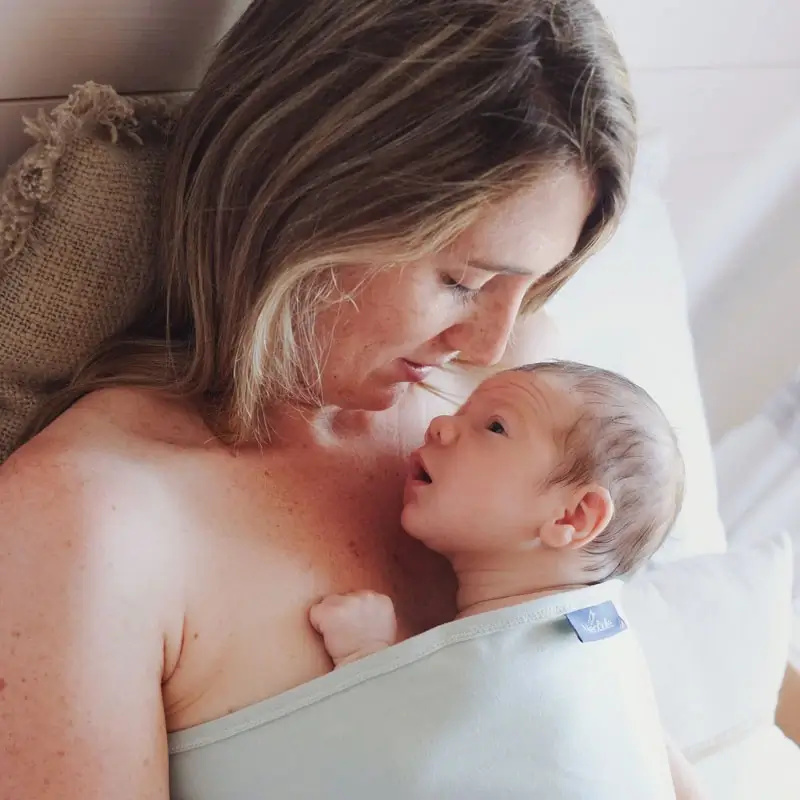 Echarpe peau à peau de Neobulle, coloris sauge