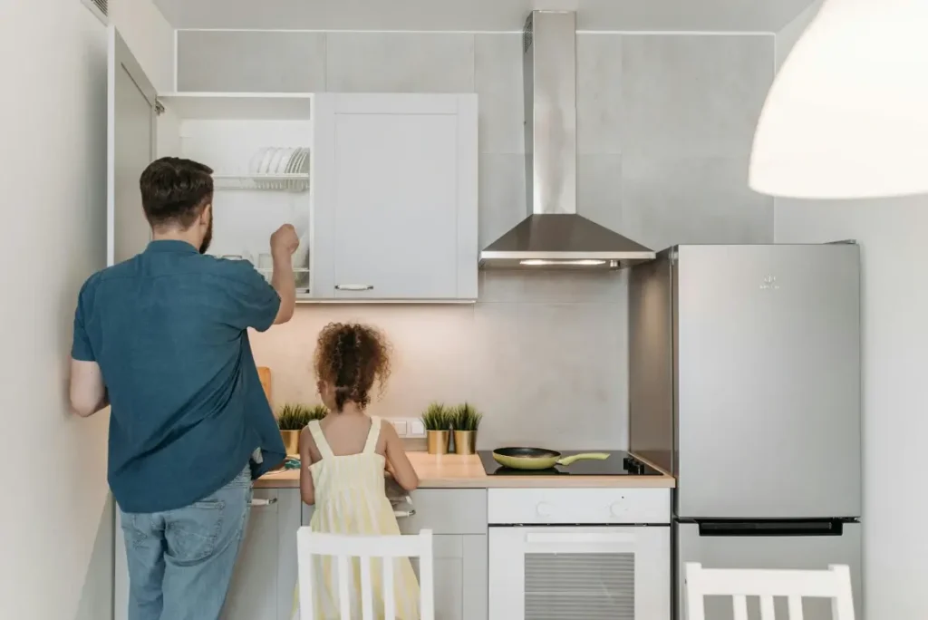 Un père et sa fille dans une cuisine minimaliste