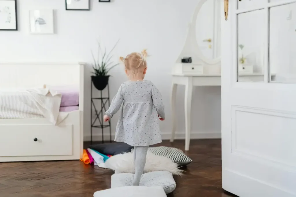 Minimalisme et parentalité : une enfant a créé un jeu avec des coussins dans sa chalbre